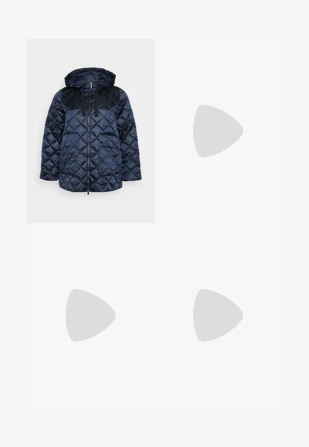 Chaqueta acolchada de color azul marino con capucha, que cuenta con un cierre frontal, grandes bolsillos y paneles de hombro texturizados de contraste.; Camisa de manga larga a rayas en azul y blanco, con cuello abotonado, rayas verticales y cierre frontal con botones y puños abotonados.; Jeans de mezclilla de color azul claro con un diseño de pierna recta, que cuentan con cinco bolsillos, pasadores para cinturón y un ligero desgaste en la parte delantera.; Mocasines de piel azul marino con un diseño acolchado, suela plana de goma y un perfil delgado. Presentan un empeine texturizado y un interior suave.
