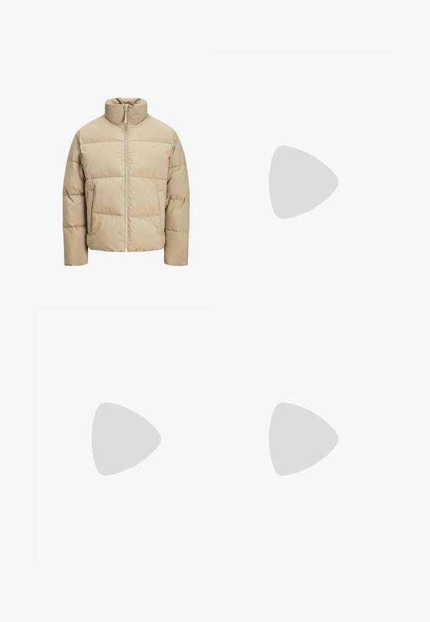 Veste matelassée beige avec un col montant, fermeture éclair à l'avant, coupe oversize, sections matelassées horizontales et poches latérales.; T-shirt blanc à manches courtes avec le texte rouge "Édition Originals du Studio" sur la poitrine gauche, présenté sur un fond gris neutre.; Shorts en lin beige clair, avec un bouton de fermeture et une coupe classique avec une texture subtile. Pas de poches visibles dans le design.; Baskets blanches sans lacets avec une surface texturée, une semelle épaisse et un design minimaliste. Présente le logo de la marque sur le côté.