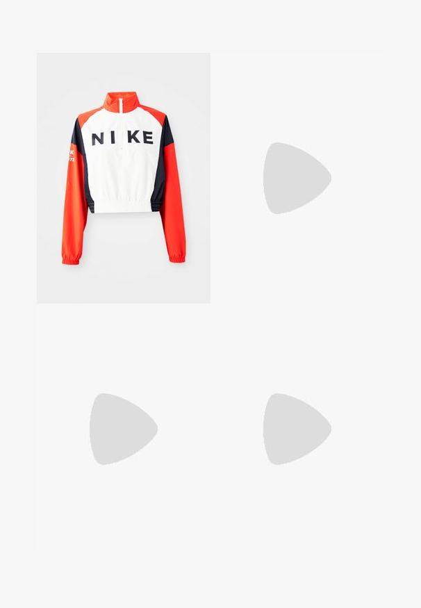 Skraćena Nike jakna s visokim ovratnikom, bijelo tijelo, crvene i mornarsko plave rukave, crni logo sprijeda, elastična struk i manšete, sportski dizajn.; Tri majice bez rukava u crnoj, ružičastoj i bijeloj boji, sa tankim trakama, prilagođenim dizajnom i mekim tekstilom.; Crne atletske hlače sa širokim pojasom, izrađene od glatkog, rastezljivog materijala. Sadrže mali, bijeli Nike logo na kuku.; Bijele kožne tenisice s perforiranim prednjim dijelom, teksturiranim đonom i bijelim vezicama, u kombinaciji s širokim crvenim hlačama i plavo-žutom pozadinom.