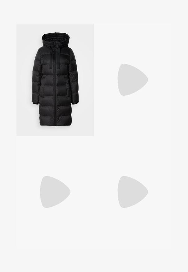 Černý zateplený puffer kabát s kapucí, zapínáním na zip a dvěma bočními kapsami. Vyroben z hladkého, lesklého materiálu s prošívanou texturou.; Bílý bavlněný tričko s uvolněným střihem, krátkými ohrnutými rukávy, kulatým výstřihem a hladkou texturou. Jednoduchý, minimalistický design.; Světle zbarvené kalhoty slim fit vyrobené z hladké látky s plochým předním dílem, standardními kapsami a poutky na opasek. Celkově elegantní a štíhlý design.; Černá kožená kotníková obuv s elastickými bočními panely, masivní gumovou podrážkou a vysokým blokovým podpatkem. Obsahuje poutko na zadní straně.