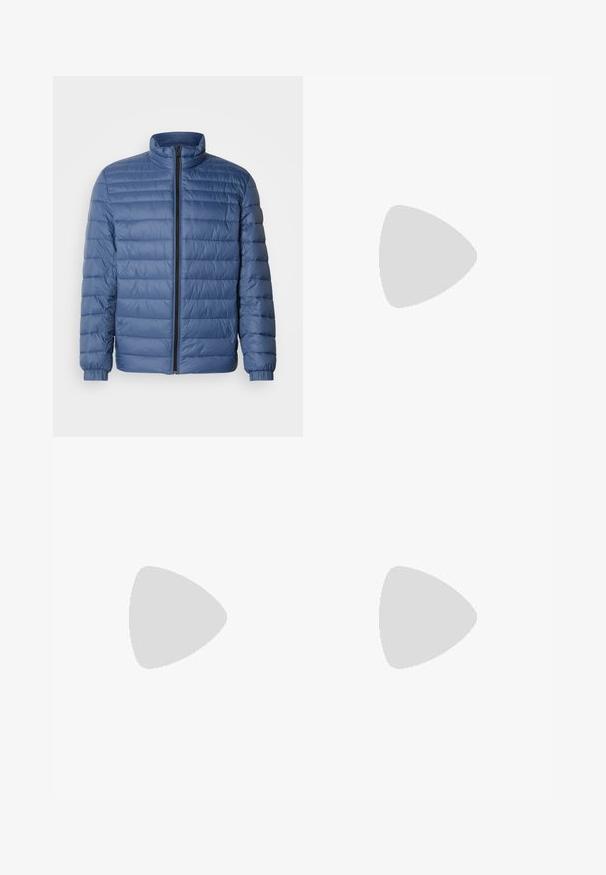 Blauwe gevoerde jas met een hoge kraag en lange mouwen, voorzien van een volledige ritssluiting aan de voorkant en elastische manchetten. Gladde, lichtgewicht stof.; Marineblauwe pullover met een ritskraag, lange mouwen en contrasterende schouderaccenten. Zachte textuur en aansluitend ontwerp voor comfort en bewegingsvrijheid.; Crème-kleurige geplooide broeken met een rechte pasvorm, voorzien van een rits en riemlussen. Gemaakt van een zachte, lichte stof.; Witte sportschoen met een gladde bovenkant, grijze accenten en een gestructureerde zwarte zool met oranje spikes. Lichtgewicht ontwerp dat gericht is op comfort.