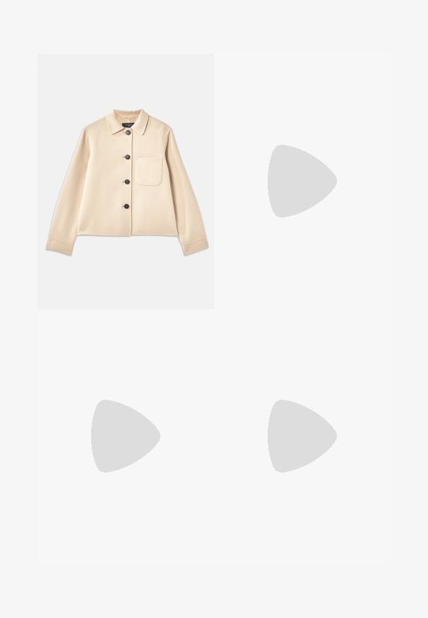 Chaqueta de mezcla de lana beige con cuello de solapa, seis botones negros y un bolsillo en el pecho. Presenta mangas largas y un diseño recortado.; Top de punto corto de manga blanca con cuello redondo, que presenta una textura suave y sutiles detalles acanalados en las mangas y el dobladillo.; Vaqueros de pierna ancha burdeos en denim de algodón, con cintura alta, bolsillos frontales y costuras visibles. Diseño clásico de cinco bolsillos.; Zapato de tacón alto de cuero negro con puntera afilada y un tacón redondeado y abombado. Textura suave con un diseño elegante y minimalista.