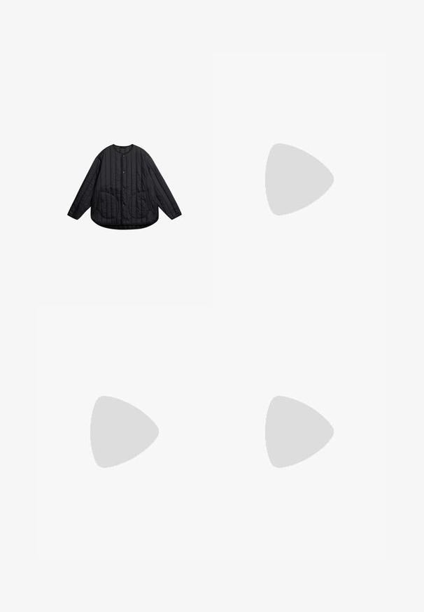 Schwarze gesteppte Jacke mit rundem Ausschnitt, Knopfleiste, zwei großen Fronttaschen und einem leicht abgerundeten Saum. Glattes synthetisches Material.; Schwarzes Kurzarm-T-Shirt aus Baumwolle mit rundem Halsausschnitt und einem kleinen Logo-Detail am Saum. Glatte Textur, reguläre Passform.; Schwarze Jogginghose aus weichem Material, mit schmal zulaufendem Schnitt und elastischen Bündchen. "No Problemo" in weiß entlang des linken Beins bedruckt.; Schwarze Wildleder-Sneaker mit niedrigem Profil, strukturiertem Obermaterial, flachen Schnürsenkeln und einer soliden Gummisohle mit leichtem Absatz und geschwungenem Design.