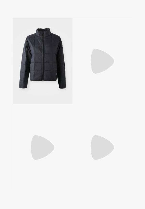 Schwarze gesteppte Jacke mit hohem Kragen, durchgehendem Reißverschluss und langen Ärmeln. Aus leichtem Material mit glatter Textur gefertigt.; Blaues Langarmhemd mit floralem Muster in Grün und Gelb. Weicher Stoff, durchgehende Knopfleiste und kragenloses Design.; Herren Outdoor-Hosen, dunkelgrau, aus flexiblem Material, mit einem Gürtel, Reißverschlusstaschen und verstärkten Nähten.; Columbia PEAKFREAK - Hikingschuh - black