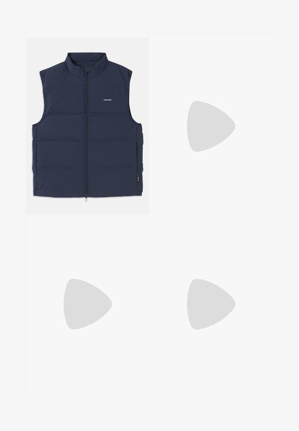 Navyblaue gepolsterte Weste mit hohem Kragen, Reißverschluss und seitlichen Armausschnitten. Mit einem kleinen Logo auf der Brust und glatter Textur.; Weißes Langarmhemd aus Baumwolle mit einem Button-Down-Kragen, einer einzelnen Brusttasche und einer glatten Textur.; Marineblaue, maßgeschneiderte Hose mit geradem Bein, Falten vorne, Knopfverschluss und ohne sichtbare Taschen. Glatte Stofftextur.; Schwarzer geflochtener Slipper mit einem glatten Lederakzent im Obermaterial, einem runden Zehendesign und einer flachen Gummisohle.