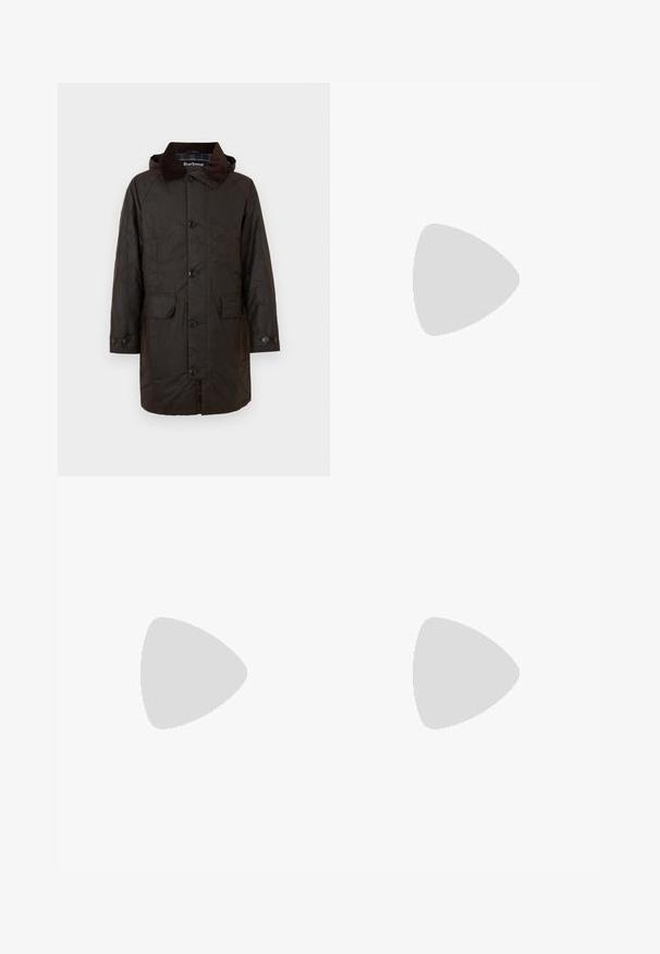 Dunkelbrauner Barbour-Mantel mit Knopfverschluss, zwei Klappentaschen und Cordkragen, vor einem weißen Hintergrund präsentiert.; Weißes Poloshirt aus strukturiertem Stoff, mit kurzen Ärmeln, einem umgeschlagenen Kragen und drei schwarzen Knöpfen am Halsausschnitt.; Weite Jeans in dunkelblauem Denim mit einem Farbverlauf-Finish, ausgestattet mit einem Knopfverschluss, einem Fünf-Taschen-Design und strukturierten Nähdetails.; Schwarze Lederloafers mit glatter Oberfläche, abgerundetem Zehenbereich, niedrigem Absatz und dekorativer Naht entlang der Vorderseite. Gummisohle für guten Halt.