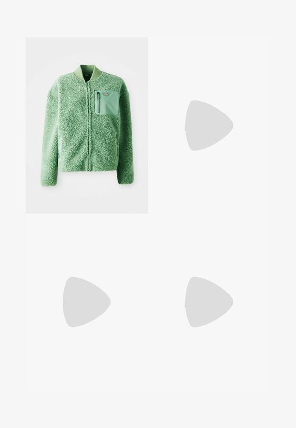 Zöld bolyhos dzseki texturált felülettel, cipzáras mellzsebbel és bordázott gallérral. Elől cipzárral záródik, hosszú ujjú.; Krém színű, könnyű, gombos ing hosszú ujjal, texturált anyagból, kerek nyakkal. Finom gyűrött részletekkel rendelkezik.; Világoszöld, hosszú ujjú póló, puha pamutból készült, kerek nyakkivágással és egy kis emblémával a bal felső oldalon.; Fekete farmernadrág, egyenes szabású, klasszikus öt zsebes dizájnnal, piros gomb részletezéssel és kontrasztos arany varrással.; Zöld szőtt sportcipők fehér csíkokkal, velúr díszítéssel és gumi talppal, fekete farmernadrággal párosítva.