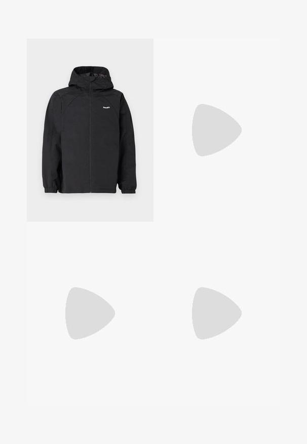 Schwarze wasserdichte Jacke mit Kapuze, Reißverschluss, elastischen Bündchen und einem stromlinienförmigen Design; verfügt über ein dezentes Logo auf der linken Brust.; Weiße Baumwoll-T-Shirt mit kurzen Ärmeln, mit einem blauen grafischen Logo auf der linken Brust, das Wellen und ein Sonnenstrahlen-Muster darstellt.; Blaue Baumwollshorts mit Knopfverschluss, Gürtelschlaufen und seitlichen Taschen. Glatte Textur mit lockerer Passform, die über das Knie reicht.; Weiße Sneaker aus glattem Leder, mit perforierter Zehenpartie, einer strukturierten Gummisohle, flachen Schnürsenkeln und einem auffälligen 'N'-Logo an der Seite.
