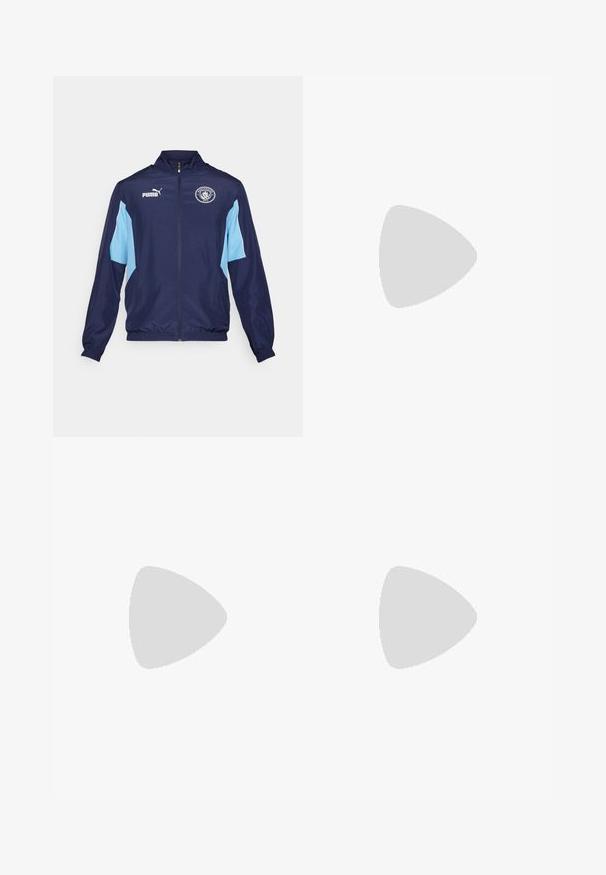 Chaqueta deportiva azul marino con acentos en azul claro, cierre completo, cuello alto, puños elásticos y con el logotipo del Manchester City en el pecho.; Camiseta atlética blanca de manga corta con cuello redondo, que cuenta con acentos de malla transpirable en los lados y un logo negro de Puma en el pecho.; Pantalones de chándal de color azul marino con cintura elástica, acentos laterales en azul claro y logo de PUMA. Fabricados con tejido ligero, cuentan con puños ajustados.; Botas de fútbol azules y turquesa con parte superior texturizada, logo blanco en contraste y seis tacos en cada suela. Un jugador con calcetines blancos está de pie sobre el césped.