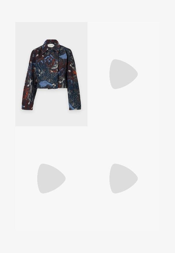 Henrik Vibskov DARTBI JACKET - Allvädersjacka - gobelin goats; Vit ärmlös linne med ribbat mönster, v-ringning och ett grönt rosettaccenter på framsidan. Har subtil branding över hela plagget.; Blommig leopardsmönstrad shorts med lager av volanger, med ett rött spetsmidjeband och en liten rosettaccent framtill.; Rosa skulpturala högklackade sandaler med en vågig design och en kraftig klack, gjorda av slät plast med utskärningar i tårområdet.