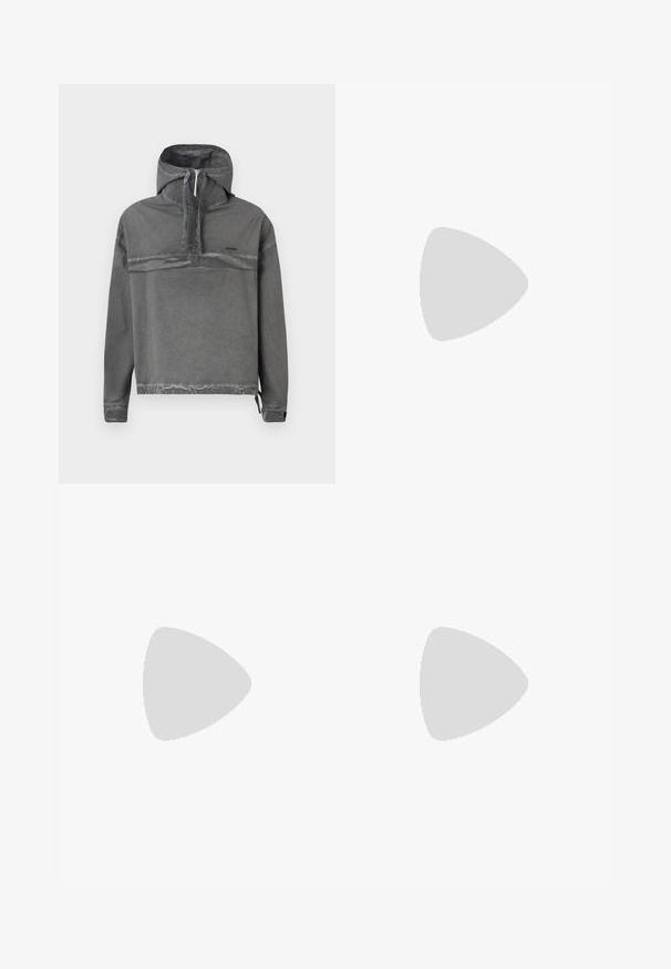 Veste pull gris avec un zip demi-long, capuche avec cordon de serrage et poignets élastiques. Présente une finition texturée et un petit logo sur la poitrine.; Débardeur blanc sans manches en tissu côtelé, avec un petit logo gris sur la poitrine. Design simple avec un col rond.; Pantalons larges noirs en coton, avec une taille haute, des poches avant, un bouton argenté et un ourlet net.; Baskets blanches et grises avec des accents verts, dotées d'une tige en mesh et d'une semelle en caoutchouc, associées à un jean en denim bleu avec des ourlets effilochés.