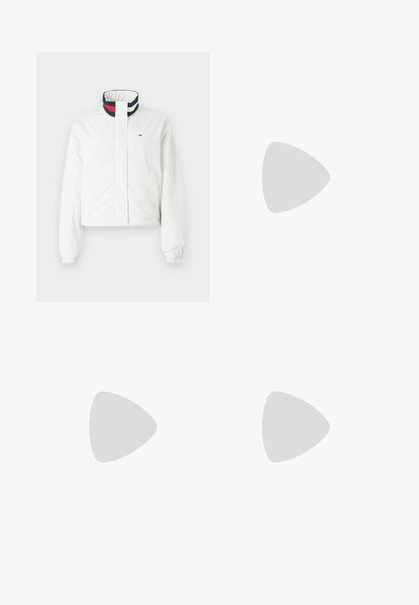 Witte cropped jacket met een hoge kraag, voorzien van marineblauwe, rode en witte gestreepte accenten, elastische manchetten en een drukknoopsluiting.; Witte v-neck t-shirt met een driehoekig luipaardprintontwerp met metallic accenten en zwarte letters "GUESS". Korte mouwen, gladde textuur.; Hoge taille, lichtblauwe denim jeans met een brede pijp-silhouet, uitgerust met vijf zakken en een subtiele vervaging langs de stof.; Witte leren sneaker met een gladde textuur, ronde neus en dunne veters. Heeft een gouden logo accent en een gespikkelde beige hak.
