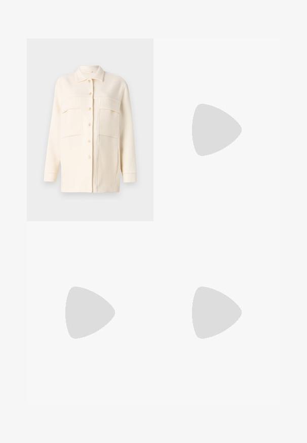 Krämfärgad skjortjacka gjord av mjukt tyg, med krage, knappstängning och två bröstfickor. Långa ärmar med manschetter.; Vit bomulls t-shirt med korta ärmar, rund halsringning och lös passform. Etikett synlig vid kragen, mjuk textur. Enkelt mönster, inga tryck.; Cinq à Sept GILES PANT - Cargobyxor - khaki; Beige högklackad sandal med flätad textur, prydd med en dekorativ blomma och vristrem. Fyrkantig klack ger stabilitet.