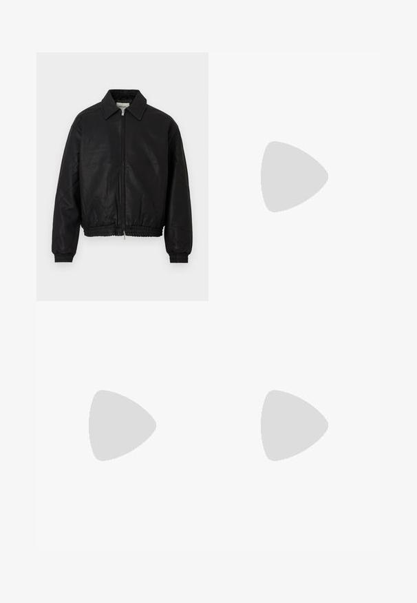 Fekete bőr bomber dzseki elülső cipzárral, hegyes gallérral, rugalmas mandzsettákkal és rugalmas derékkal, fehér háttér előtt kiállítva.; Bézs színű kötött pulóver, kábelmintás textúrával, kék és sárga csíkos mintázattal, kerek nyakrészével, valamint bordázott mandzsettákkal és aljjal.; Barna, széles szárú nadrág sima anyagból, lapos elülső résszel, látható zsebek vagy díszítések nélkül.; Sötétbarna, texturált bőr sneaker, fűzős elejével és fehér, bordázott gumitalpával egy sima világos háttér előtt.