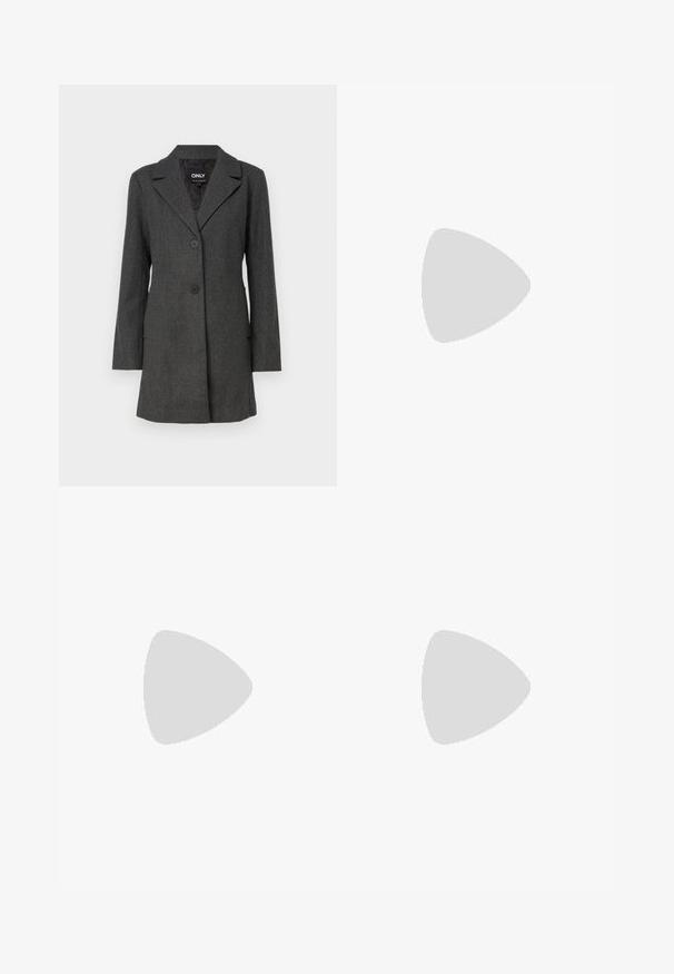 Cappotto grigio a maniche lunghe con colletto, due bottoni frontali e tasche laterali. Realizzato in materiale testurizzato con una vestibilità su misura.; Top senza maniche bianco realizzato in tessuto a costine, con un collo rotondo e piccoli bottoni lungo la cucitura laterale sinistra per un tocco di stile.; Pantaloni neri a gamba larga in denim, con una vita strutturata, passanti per la cintura e tasche frontali. Texture liscia con un design classico.; Stivali neri alla caviglia in pelle liscia, con zip laterale, tacco spesso e texture, e punta arrotondata.