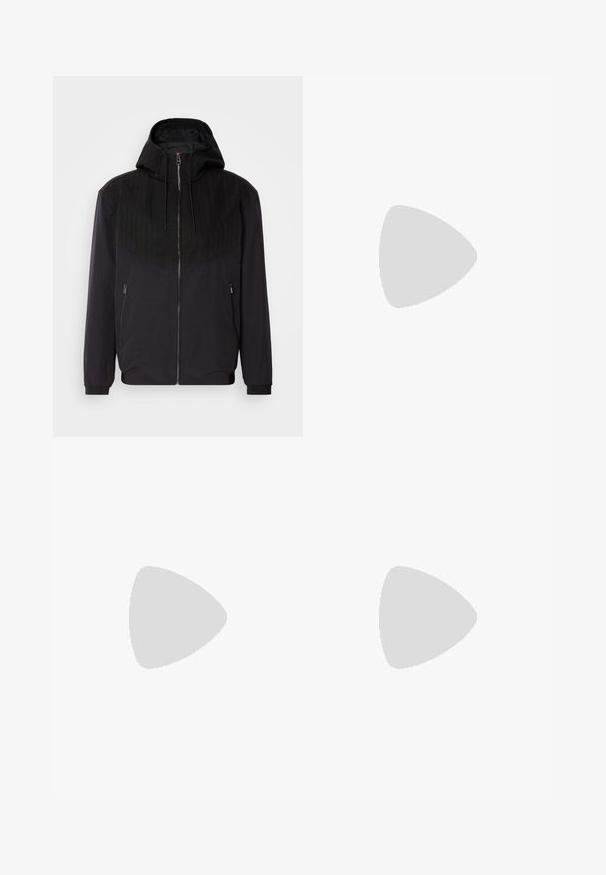 Chaqueta negra con cremallera y capucha, que presenta un panel superior texturizado con rayas finas, puños elásticos y dos bolsillos laterales con cremallera.; Camisa negra de manga larga con un patrón de cuadros texturizado en tonos oscuros, presentando un cierre de botones en la parte delantera, cuello y puños con rayas a juego.; Pantalones negros con cintura elástica, cierre de botón y diseño de pierna recta. Tejido liso, sin patrones o acentos visibles.; Zapatilla negra de piel de caña baja con cordones negros y suela color crema, mostrada en perfil lateral sobre fondo blanco.