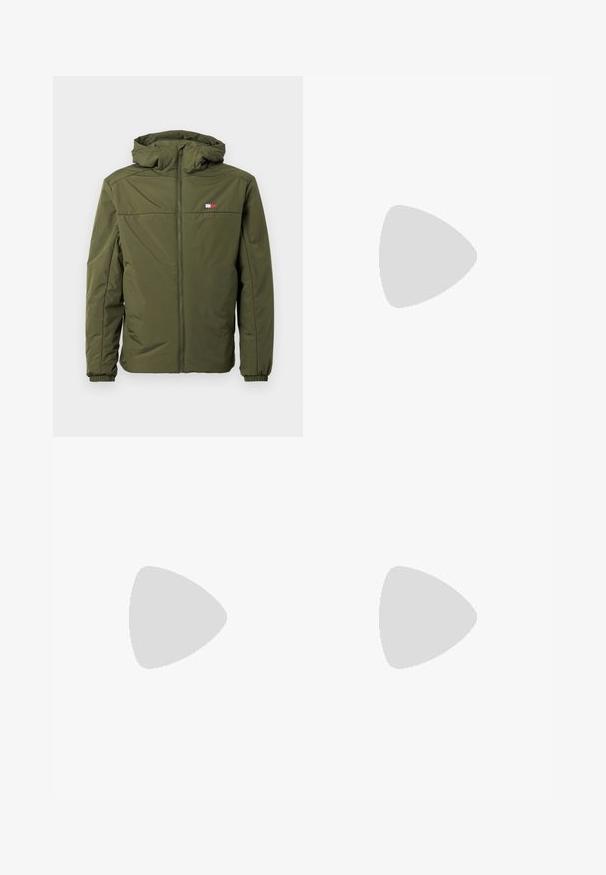 Olivgrüne Pufferjacke mit Reißverschluss, Kapuze, elastischen Bündchen und einem kleinen mehrfarbigen Logo auf der linken Brust. Glatte Stofftextur.; Weißes Baumwoll-T-Shirt mit Rundhalsausschnitt, kurzen Ärmeln und einer linken Brusttasche, die ein kleines gelbes Schmetterlingslogo zeigt.; Weiße Jeansshorts mit geradem Schnitt, fünf Taschen und einer vorderen Knopfleiste. Glatte Textur und knielanger Schnitt.; Weißer Sneaker mit grauem Wildlederzehenkappen, schwarzem Drei-Strich-Design und brauner Gummisohle. Verfügt über eine Schnürung vorne und einen gepolsterten Kragen.