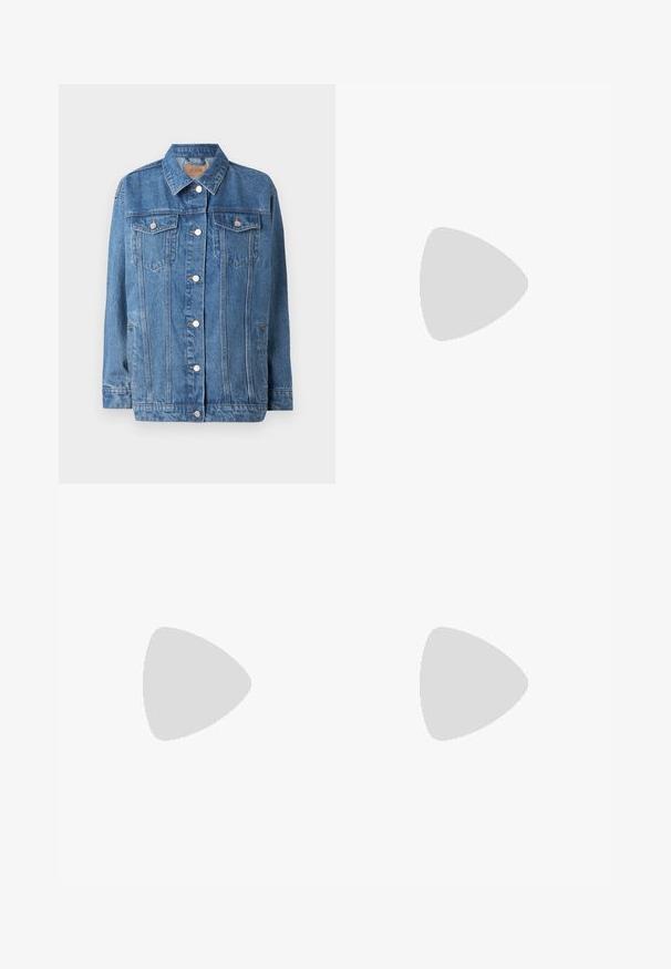 Blå denimjakke med knapplukking, to brystlommer og spiss krage. Har lys slitasje og sølvfargete detaljer.; Lyseblå strikkegenser med rund hals, lange ermer og et strukturert bølgemønster gjennom hele stoffet.; Bredde ben jeans med en lyseblå til mørkeblå gradient, høyt liv, beltehemper og et matchende belte i samme stoff. Teksturert denimoverflate.; Hvite plattform sneakers laget av glatt syntetisk materiale, med rund tå, snøring og en strukturert gummisåle. Svart hæl akcent.