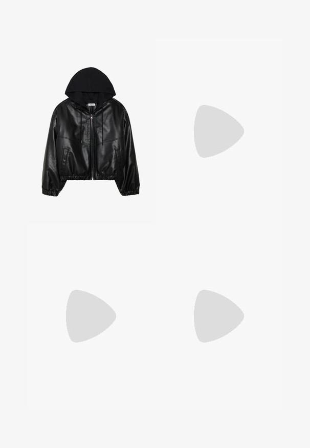 Chaqueta bomber de cuero sintético negra con una sudadera con capucha negra, cierre frontal con cremallera, cinturilla elástica y puños acanalados. Cuenta con bolsillos laterales y costuras.; Camiseta negra de manga corta con un patrón de rayas de cebra blancas, hecha de una suave tela de algodón, con un escote redondo y bordes cosidos.; Botín negro de cuero con superficie texturizada, punta redonda, diseño de cordones, costuras amarillas y una gruesa suela de plataforma negra estriada.; Pendientes de aro de plata con un diseño minimalista, que presentan una forma circular y suave, con un acabado pulido, asegurados con un cierre de poste.