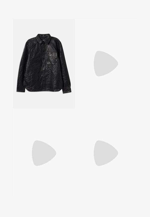 Čierna kožená košeľa s pokrčenou textúrou, so zlatými náprsníkmi, gombíkovým zapínaním a klasickým golierom. Dlhé rukávy a voľný strih.; Čierne bavlnené tričko s okrúhlym výstrihom a krátkymi rukávmi. Má jemné výšivku loga na ľavej hrudi. Hladká, jemná textúra.; Tmavomodré džínsy cargo s rovnými nohavicami, obsahujúce množstvo vreciek, kovové prvky a kontrastné švy.; Čierne kožené mokasíny s lesklým povrchom, okrúhlou špicou, subtilnými švami a hrubou gumovou podrážkou pre zvýšenú odolnosť.