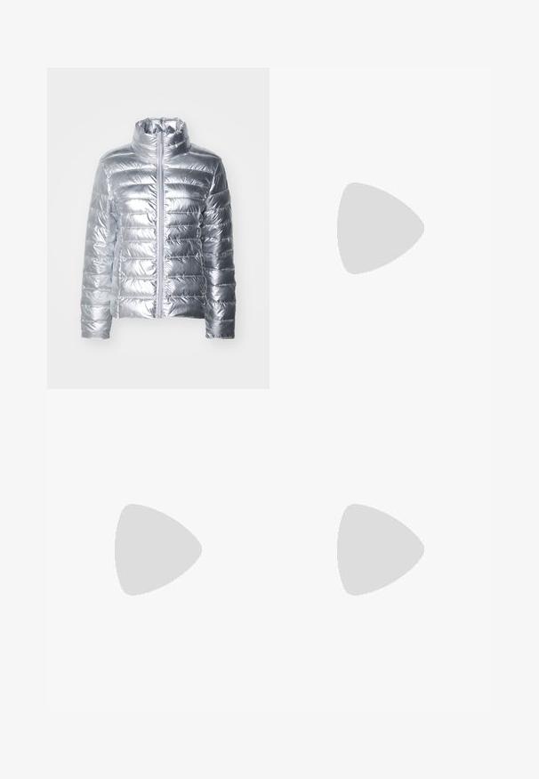 Zilveren pufferjack met hoge kraag, voorzien van een horizontaal gestikt ontwerp en een ritssluiting aan de voorkant. Materiaal lijkt glanzend en glad.; Zwarte katoenen t-shirt met korte mouwen, voorzien van een kleine roze vlinder graphic op de linkerkant van de borst. Crew neck ontwerp met een relaxte fit.; Zwarte wijde leren broeken van soepel leer met een sluiting met een knoop aan de voorkant en twee diagonale zakken aan de voorkant.; Zwarte gepatineerde leren slingback hakken met een puntige neus en een kleine blokhak, met een zilveren gespaccent op de band.