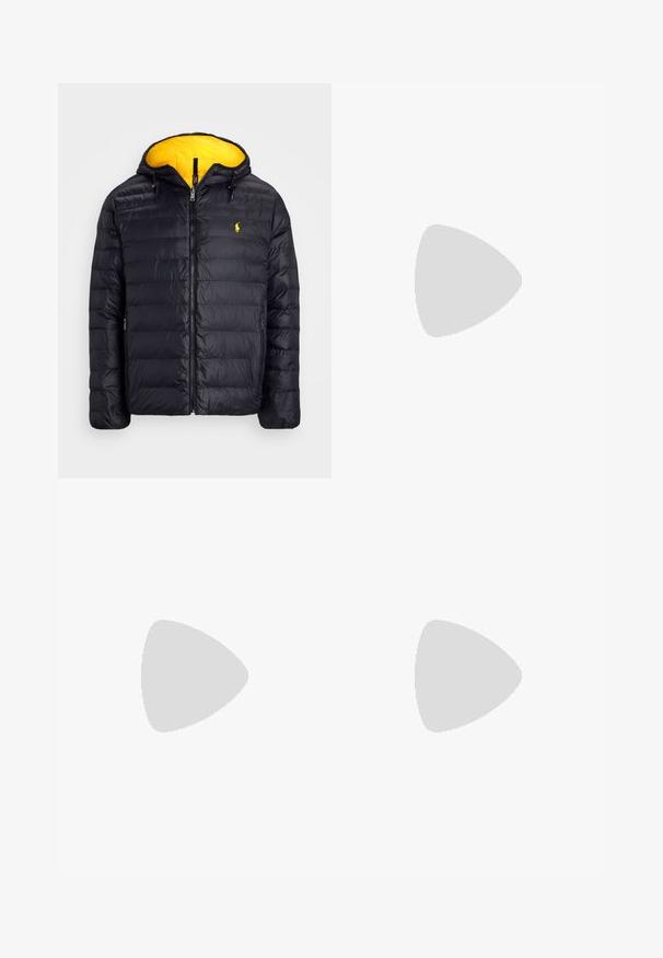 Polo Ralph Lauren THE COLDEN REVERSIBLE JACKET - Jachetă de iarnă - black/slicker yellow; Tricou din bumbac alb, cu un logo brodat negru al unui jucător de polo și textul "Ralph Lauren" pe piept. Mâneci scurte, gât rotund.; Shorts roz deschis din bumbac, având un elastic la talie cu șnur și un buzunar frontal unic cu cusătură.; Adidași sport negri cu un material superior din plasă cu perforații, o talpă intermediară texturată în crem și o talpă din cauciuc pentru aderență.