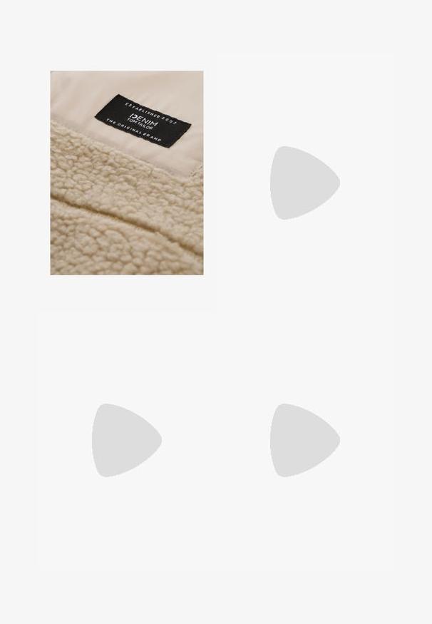 Tissu beige texturé avec une finition douce et duveteuse ; présente une étiquette noire avec un texte blanc indiquant "DENIM TOM TAILOR" et les détails associés.; T-shirt blanc à manches longues en coton, arborant une petite étiquette logo bleue sur le haut du côté gauche de la poitrine et un col rond.; Pantalons cargo gris avec une coupe droite, dotés de plusieurs poches latérales et de coutures renforcées le long des jambes. Fabriqués en tissu durable.; Chaussures en daim à lacets de couleur beige clair avec un bout arrondi, un motif de couture et une semelle en caoutchouc plate, présentant une texture lisse.