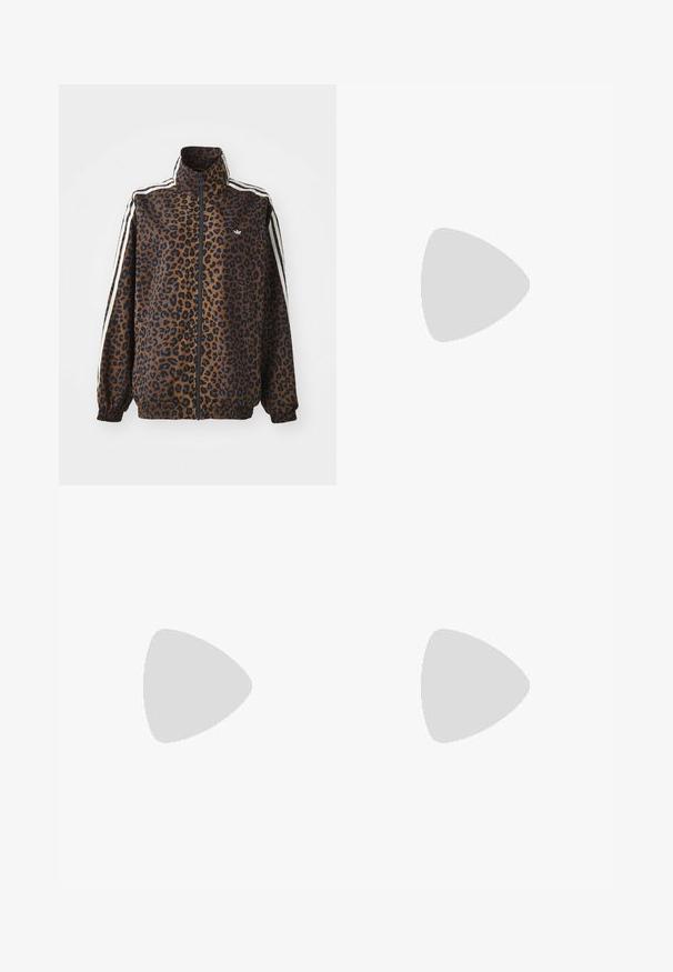 Leopardmönstrad zipjacka i brunt och svart, med vita sidostråk, hög krage och elastiska muddar och nederkant. Slätt, syntetiskt material.; Vit kortärmad träningsskjorta med svart tre-stripes design på axlarna, slät textur och en liten svart adidas-logotyp på bröstet.; Krämfärgade sweatpants med avslappnad passform, som har mörkbruna sidosträck och en broderad logotyp på vänster lår.; adidas Originals CAMPUS 00S W - Sneakers - sand strata/cream white/gold-coloured