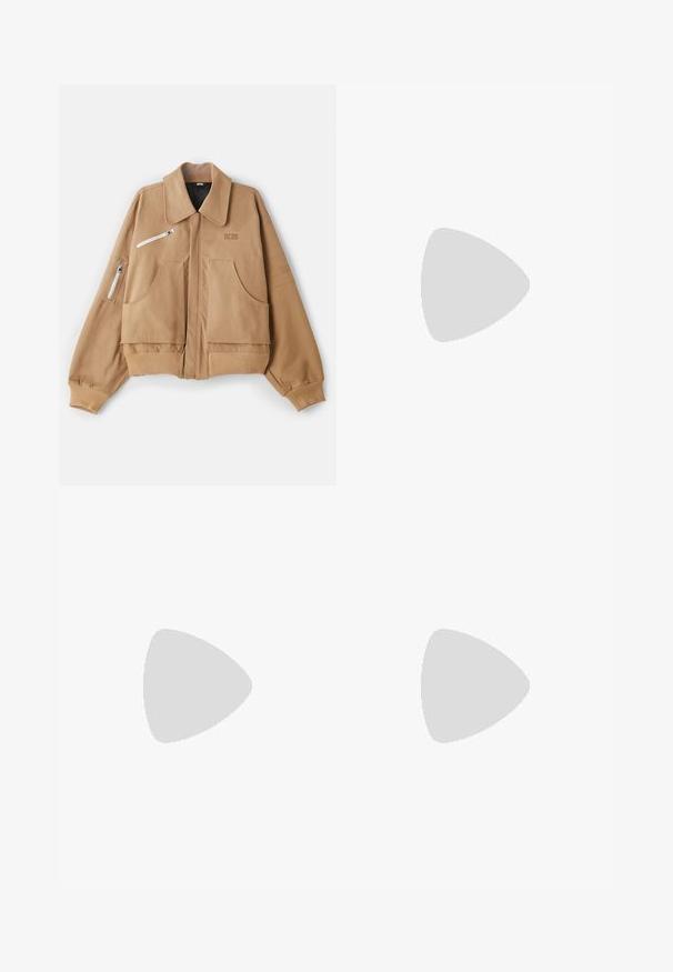 Veste courte marron avec grandes poches avant, poche zippée sur la poitrine, poignets et col côtelés. Présente le logo GCDS sur le devant.; The Kooples T-shirt imprimé - ecru; Pantalon noir à jambes droites avec taille à cordon de serrage, présentant une texture lisse et sans embellissements ni poches visibles.; Baskets noires en cuir et daim, à bout arrondi, avec des lacets beiges, une semelle en caoutchouc de gomme, et des perforations sur le côté pour la respirabilité.