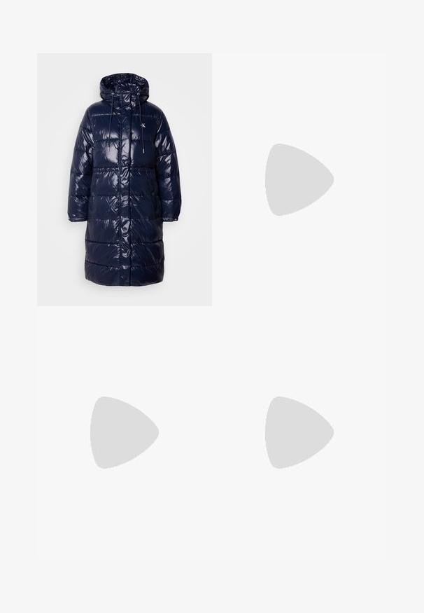 Mørkeblå dunjakke med glinsende overflate, hette, snøring og trykknapper. Har quiltet design og sidelommer.; Krem hettegenser med frontlomme, snorhette, ribbede mansjetter og en liten logopatch på brystet. Myk stoffkvalitet.; Svarte jeans med høyt liv og vide ben, foran med knapper og glidelås, beltehemper og fem lommer, inkludert en liten myntlomme.; Sorte lavtopp sneakers laget av syntetisk materiale, med hvit gummisåle, svarte snørebånd og en liten hvit logo på siden.