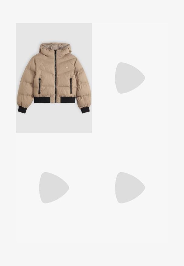 Giacca imbottita beige con cappuccio, dotata di una zip frontale, due tasche laterali con zip e polsini e orlo a coste neri. Motivo a rombi trapuntato.; Desires DEDANNON TEE - T-shirt basic - white; Jeans azzurri a gamba larga realizzati in denim, con vita alta, chiusura con bottone, tasche anteriori e orlo grezzo.; Scarpa piatta beige realizzata in materiale morbido, con punta affusolata e design minimalista. Include un piccolo tacco e un occhiello sul retro.