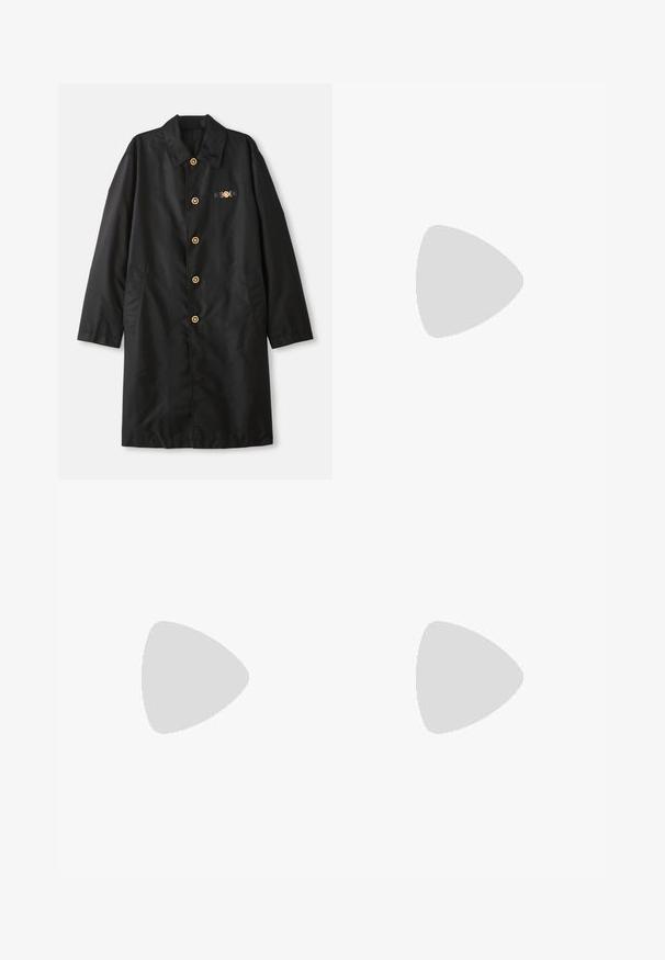 Svart kappa i slät tyg, med krage, gyllene knappar och två sidofickor med en dekorativ detalj på bröstet.; Lavendelfärgad bomullst-shirt med korta ärmar som har en broderad Medusa-logga och texten "VERSACE" under. Avslappnad passform och mjuk textur.; Svarta byxor i bomullsblandat tyg med rak ben, framfickor och en guldfärgad knappdetalj vid midjan.; Kraftiga sneakers med en vit och silverdesign. Har nätpaneler, svarta accenter och vita snörningar. Texturerad sula med ett upphöjt mönster.