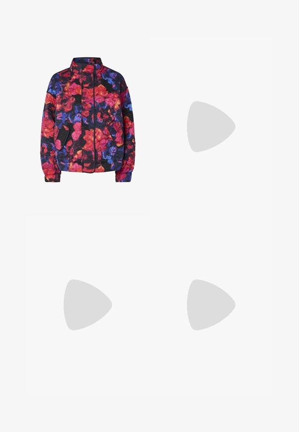 Veste matelassée avec un col montant, des poches latérales et un motif floral dans des tons de rouge, orange, bleu, violet et noir.; T-shirt noir oversize avec un graphique d'un ours et le texte « PAS MIGNON MAIS SAUVAGE » en lettres blanches, en gras. Matériau en coton.; Shorts en denim bleu clair avec une coupe droite, un design à cinq poches et une fermeture à bouton au niveau de la taille. Texture délavée sur l'ensemble.; Baskets montantes en toile blanche avec semelle en caoutchouc noir, capuchon en caoutchouc à l'avant, et six œillets pour les lacets, présentant un design épuré et minimaliste.