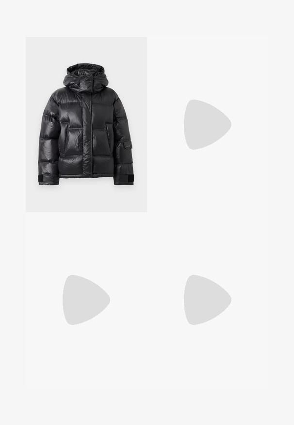 Juodas blizgus pūkinis švarkas su aukštu apykakle ir kapišonu, priekinėmis kišenėmis ir reguliuojamais Velcro diržais ant rankovių.; Tamsiai rudos spalvos velveto ilgomis rankovėmis marškiniai su apykakle, sagomis aprašytais rankogaliais ir paslėptomis priekinėmis sagutėmis, pristatyti ant balto fono.; Juodi cargo kelnės, pagamintos iš lengvos medžiagos, turi šonines kišenes, reguliuojamą raištelį apačioje ir mygtuko užsegimą.; Juoda vidutinio ilgio odinė batai su suapvalinta pirštine, bloko aukščio kulnas su įspaustu dekoratyviniu detalė, ir lygus vientisas viršus.