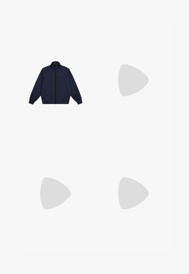 Giacca a vento navy con zip frontale, colletto alto, polsini elasticizzati e tasche laterali. Presenta un piccolo logo sul petto. Materiale leggero.; Felpa grigia realizzata in tessuto morbido, con polsini e orlo a coste. La parte anteriore presenta un piccolo logo ricamato "Champion" in blu e rosso.; Pantaloni della tuta blu navy con vita elastica, gambe affusolate e un piccolo logo "Champion" bianco nella parte superiore sinistra. Tessuto morbido.; Sneakers bianchi in pelle con texture liscia, punta rotonda, dettagli perforati e un logo discreto sul lato. Suola in gomma spessa.
