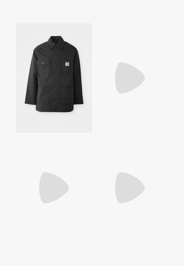 Giacca da lavoro nera realizzata in tessuto resistente, con colletto, chiusura anteriore con bottoni, due grandi tasche e una patch con logo sul petto.; Felpa con cappuccio grigia realizzata in tessuto morbido. Presenta una tasca a kangaroo, polsini a coste e un logo discreto sul petto. Design semplice.; Pantaloni in denim nero con taglio dritto, caratterizzati da tasche frontali, chiusura con zip e un singolo bottone superiore. Tessuto testurizzato con finitura opaca.; Sneakers Nike Air Max blu navy con parte superiore in suede e mesh, dotati di dettagli gialli, chiusura con lacci e ammortizzazione visibile nella suola.