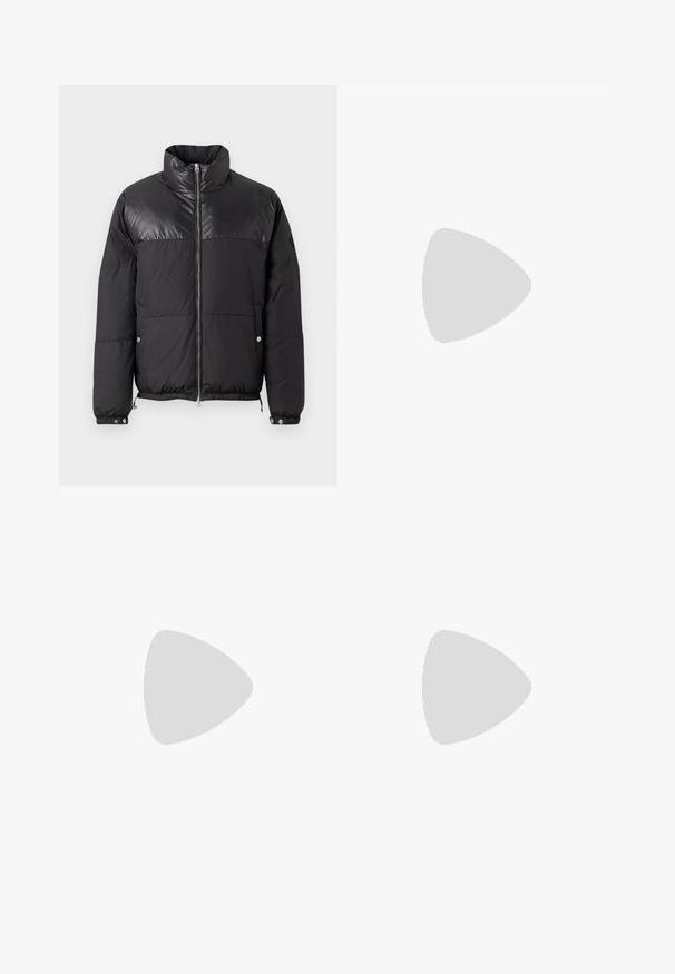 Replay WINTER PUFFER - Žieminė striukė - black; Baltos medvilninės marškinėlių su trumpomis rankovėmis ir apvaliu kaklu. Juoda tekstinė dizainas skaitantis "BENDRAS ATKREIPIMO PASLAUGŲ KETVIRTIS" priekyje.; Juodas džinsas su tiesiomis kojomis. Ypatybės: du priekiniai kišeniai, mygtukų closure, ir švarus, lygus paviršius.; Replay ARTHUR ATOM - Sportbačiai - black