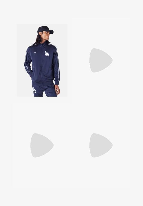 Navy Zip-Up Trainingsjacke aus glattem Stoff, mit weißen Streifen an den Ärmeln und einem weißen "LA"-Logo auf der Brust.; Cremefarbener Sweatshirt aus Baumwolle mit langen Ärmeln, gerippten Bündchen und kleinem schwarzem Champion-Logo auf der linken Brust.; Marineblaue Jogginghose mit einem elastischen Bund, zwei Seiten Taschen und einem reflektierenden "PEGADOR"-Logo am linken Bein. Glatte Stofftextur.; Under Armour LOCKDOWN 6 - Basketballschuh - white/silt/metallic gold