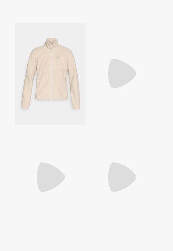 Μπεζ φλις μπουφάν με ψηλό γιακά, πλήρη μπροστινό φερμουάρ και τσέπη στο στήθος. Διαθέτει πλευρικές τσέπες και υφή μαλακή στην επιφάνεια.; Μαύρο μακρυμάνικο μπλουζάκι από βαμβάκι με στρογγυλή λαιμόκοψη. Διαθέτει ένα μικρό λευκό λογότυπο στην αριστερή πλευρά του στήθους. Απλός σχεδιασμός και εφαρμογή.; Μπεζ, ελαφριά παντελόνια τζόγκινγκ με ελαστική μέση, στενές κοπές, πλαϊνές τσέπες και απαλή υφή. Είναι ορατές λεπτομέρειες με ενισχυμένες ραφές.; Μπεζ και κρεμ αθλητικό παπούτσι με υφασμάτινη άνω επιφάνεια με υφή, υποστηρικτικά overlay και καουτσούκ σόλα με σχέδιο πέλματος για πρόσφυση.