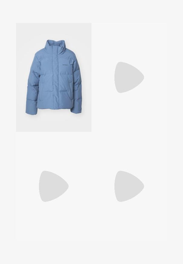 Doudoune bleu clair avec col montant, dotée d'une fermeture éclair à l'avant, de deux poches latérales et d'un logo discret sur la zone gauche de la poitrine.; T-shirt à manches courtes bleu clair en coton, avec une petite poche poitrine dotée d'une étiquette logo. Encolure ronde simple, texture lisse.; Un pantalon cargo large en bleu marine fabriqué dans un tissu en coton résistant, avec des poches latérales et une fermeture à bouton à la taille.; Baskets blanches avec un design texturé, semelle flexible et accents roses, assorties à un pantalon marine foncé, sur un fond jaune.