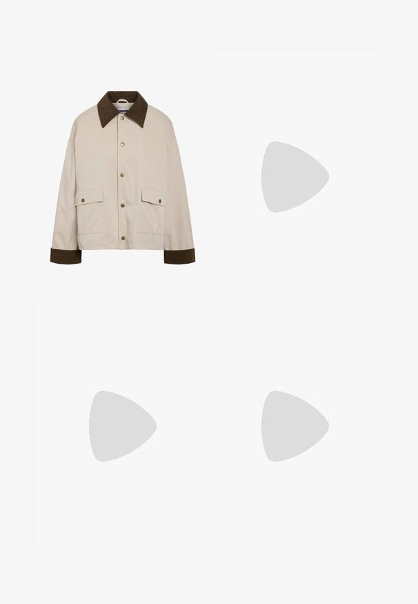 Noisy May NMNORA COLLAR JACKET - Giacca leggera - silver; Top corto grigio scuro con scollatura a barca. Realizzato in tessuto a costine, presenta una vestibilità rilassata e un orlo pulito. Design semplice, senza motivi.; Pantaloni ampi marroni con una texture liscia, caratterizzati da una vita alta e pieghe frontali. Il tessuto è leggero e scorre liberamente.; Stivale metallico alto fino al ginocchio con tacco a spillo sottile, punta appuntita, chiusura con zip e cinturini decorati con borchie. Presenta una texture rugosa.