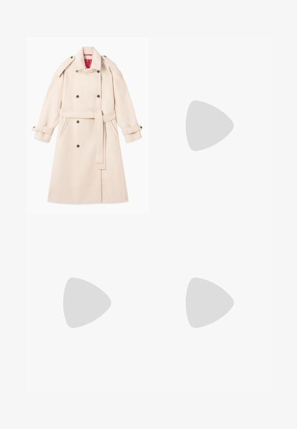 Béžový trenčkot vyrobený z mäkkej tkaniny, s dvojradovým zapínaním, opaskom v páse, epauletmi a detailmi na manžetách.; Needle & Thread AURELIE V NECK MICRO MINI DRESS - Oblečenie na špeciálnu príležitosť - light pink; Sandále na vysokom päte s remienkami v metalickej ružovej zlate, s štruktúrovaným zvrškom, otvorenou špicou a remienkom na členku so zlatou sponou.; Bežová tkaná kožená taška s dvoma krátkymi uchami, s obdĺžnikovým tvarom a textúrovaným vzorom. Žiadne viditeľné detaily z kovu.