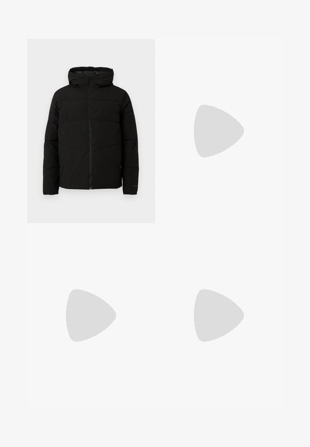 Zwarte gewatteerde jas met capuchon, voorzien van een volledige ritssluiting aan de voorkant, horizontale stiksels en elastische manchetten voor een snug fit.; Navyblauwe katoenen t-shirt met ronde hals, korte mouwen en een kleine rode afbeelding op de linkerborst met de tekst "VOOR DE RIT VAN HET LEVEN EST. 1947."; Zwarte, elastische broek met rechte pijpen, met een gladde textuur en zonder zichtbare patronen of hardware.; Leren sneakers met een zwart en crèmekleurig kleurenschema, voorzien van geperforeerde accenten, een gevoerde kraag en een gestructureerde buitenzool.