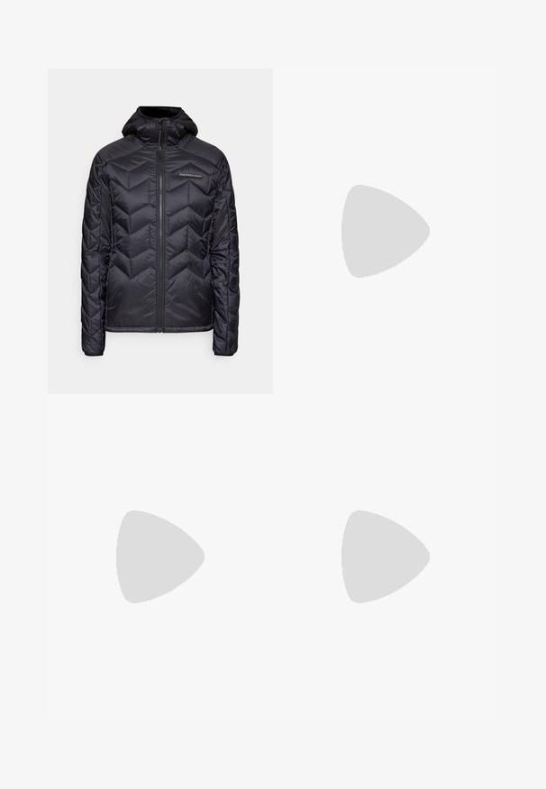 Must mustagaheline jope chevron-mustriga, millel on tõmblukk ja kapuuts. Omab pehmet tekstuuri ning logo vasakul rinnapiiril.; Kergelt lavendelil värviline fliisist pullover, millel on mustriline valge disain, seisev krae ja kolm nuppu. Rinnas on logo.; Mustad, hästi istuvad püksid, mis on valmistatud paindlikust materjalist. Omadusteks on lukuga küljetasku, artikeeritud põlved ja sile pind.; Mustarjaline matkasaabas, millel on keskmine disain, tekstuuriga ülemine osa, hallid aktsendid ja vastupidav kummist põhi, millel on haardelugesid.