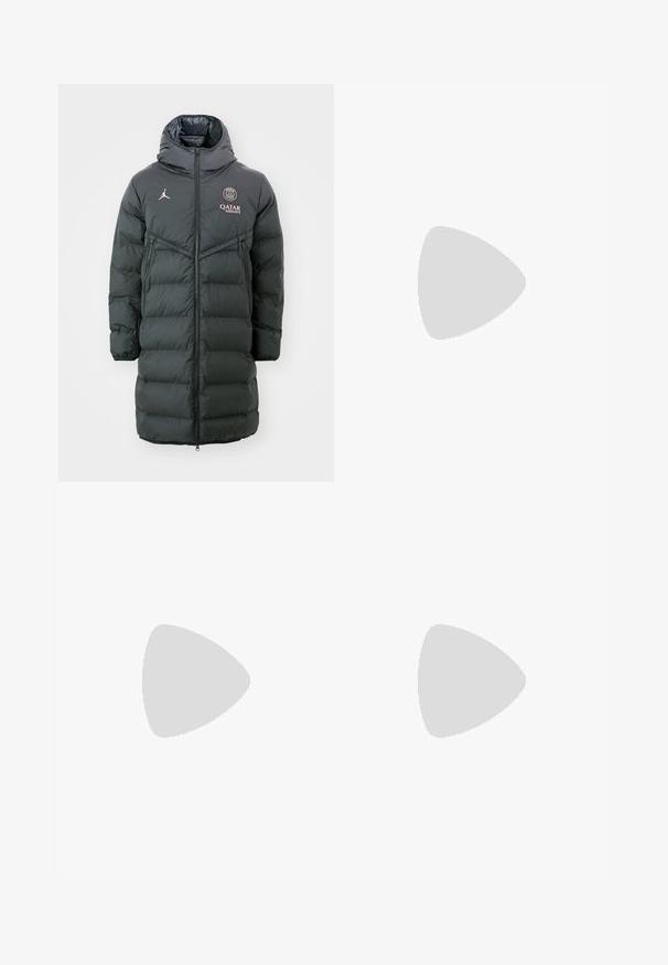 Nike Performance PARIS ST GERMAIN NIKE SF REPEL STRIKE PARKA - Vereinsmannschaften - black/rust pink; Schwarzer langärmeliger Pullover mit Rundhalsausschnitt, der ein goldenes Nike-Logo und weiße Seitenstreifen aufweist. Hergestellt aus leichtem, glattem Material.; Schwarze sportliche Jogginghosen mit elastischem Bund, slim fit und weißem Nike-Logo auf der linken Seite. Weicher Stoff mit glatter Textur.; Schwarze Fußballschuhe mit strukturiertem Obermaterial und schwarzen Schnürsenkeln, die von Händen festgezogen werden. Vor dem Hintergrund einer grünen Fläche, dazu schwarze Sportkleidung mit weißen Socken.