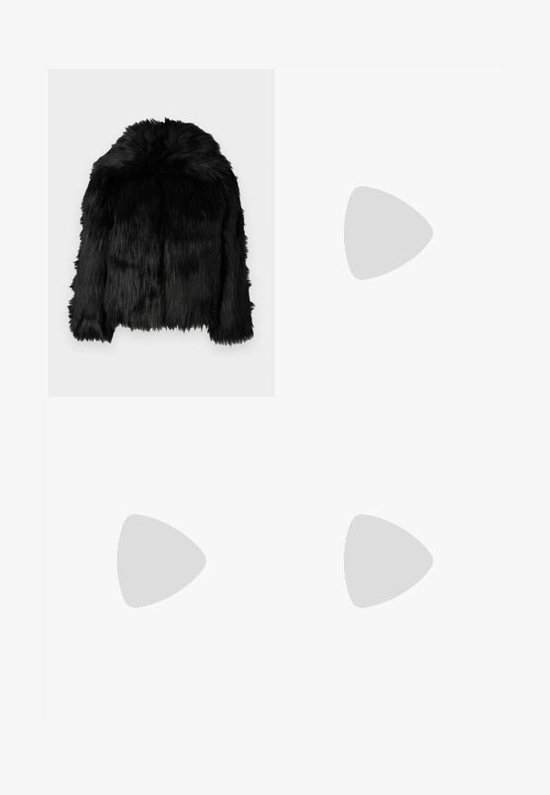 Zwarte nepbontjas met een ronde kraag en ongelijke lengte. Kenmerkt zich door een lange, warrige textuur en heeft geen zichtbare sluitingen.; Bruine coltrui met geribde zoom en brede mouwen, gecombineerd met donkere high-waisted jeans. Zacht, textuur gebreid materiaal.; Zwarte sweatpants van een katoenmix, voorzien van een tailleband met koord, rechte pijpen, en een wit Nike-logo aan de linkerzijde.; Zwarte knielange rok met zijsplit, gecombineerd met zwarte loafers en doorzichtige bruine panty's, met een mooie stof en een eenvoudig ontwerp.; Ovale zonnebril met groene lenzen, zwarte kunststof voorkant en dunne gouden metalen pootjes. Beschikt over een minimalistisch ontwerp met een gladde textuur.