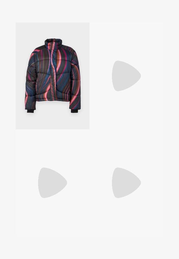 PS Paul Smith WOMENS FIBRE SHORT COAT - Sulejope - multicolored; Pikad varrukad must särk, millel on udune lillemuster, kus on roosa ja punase tooni aktsente. Valmistatud siledast kangast, ümar kaelus ja keha külge liibuv lõige.; Mustad nahkpüksid otse lõikega disainiga, millel on nööpidega luku, vööde jaoks aasad ja eesmine taskud. Sujuv tekstuur ja minimaalne detailide arv.; Must musta ankle boots, mille musta ja terava nina ning plokkjala, kombineeritud läikivate hõbedaste pükstega, esitades sujuvaid tekstuure ja kontrastseid värve.