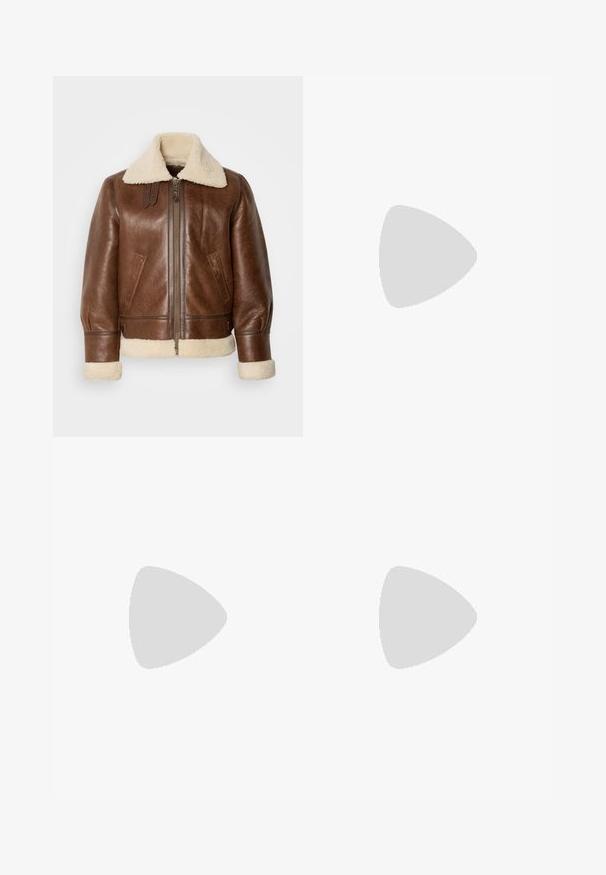 Braune Leder-Fliegerjacke mit einem cremefarbenen Lammfellkragen und -manschetten. Verfügt über einen Reißverschluss vorne, Seitentaschen und eine strukturierte Schulterpartie.; Braune Strickjacke mit strukturiertem Oberflächen, Knopfverschluss und umschlagenem Kragen. Hergestellt aus einem weichen, wollähnlichen Material.; Weißes Langarm-Hemd mit Knopfleiste, das ein dezentes Streifenmuster, einen klassischen Kragen und einen abgerundeten Saum aufweist. Aus leichtem Stoff gefertigt.; Braune weite Hosen aus weichem Stoff. Mit hohem Bund, Falten und seitlichen Bindebändern, bieten sie einen lockeren Sitz und eine glatte Textur.; Bordeauxfarbene Lederschuhe mit braunen Gummisohlen, runder Zehenform, weißen Nähten und goldenen Ösen. Das Innenfutter weist eine gelbe Beschichtung auf.; Hackett London UNEVEN FINE STR - Krawatte - burgundy red; Braune Ledertasche mit runden Griffen, verstellbarem Schultergurt, minimalistischer Gestaltung, glatter Oberfläche und sichtbaren Steppnähten.