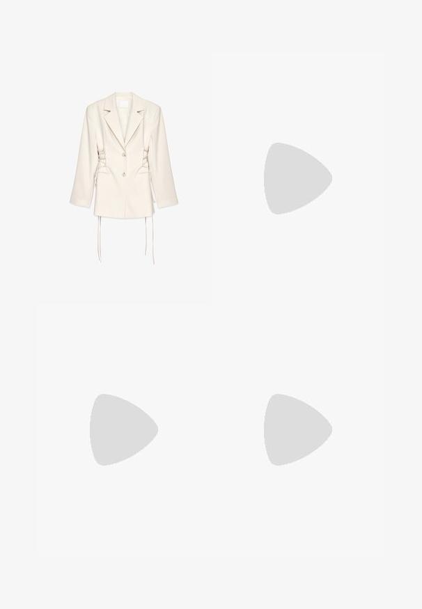 Cremefarvet blazer med skræddersyet pasform, dobbeltknaplukning og snørrede detaljer i siden. Har strukturerede skuldre og lange ærmer.; Hvid fitted top lavet af ribbet stof med cap sleeves og samlede detaljer i siderne for tekstur og form.; Beige bukser med bred ben i blødt bomuldsstof. Har to baglommer med afrundede kanter og hardware i sølvfarve.; Lyserøde ruskinds sneakers med hvide striber og snørebånd, udstyret med en struktureret tunge og en gummisål, placeret på et blåt tæppe.