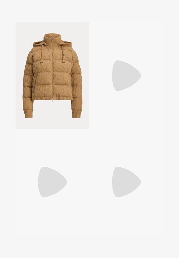 Pūka jaka gaiši brūnā adījumā ar augstu apkakli, ar rāvējslēdzēju, ar regulējamu kapuci un ribinātām piedurknēm un apakšmalu. Zila logotipa akcents.; Olīvu zaļa turtlenecka krekls ar ribotu tekstūru, ar garām piedurknēm un pieguļošu dizainu, kam apakšmalā ir maza izšūta logo.; Polo Ralph Lauren YARD LINEN FULL FLAT FRONT - Auduma bikses - sand dune; Polo Ralph Lauren THE HIGH TOP PONY BALLERINA SNEAKER - Augsti sporta apavi - white